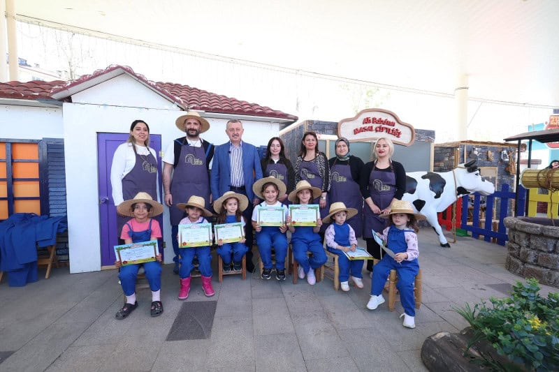 Tahir Büyükakın, Kocaeli'de 23 Nisan Şenlik Alanında Çocuklarla Bir Araya Geldi