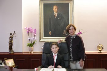 Eskişehir Büyükşehir Belediye Başkanı Ayşe Ünlüce, 23 Nisan’da Koltuğunu Ece Akkan’a Sembolik Olarak Devretti