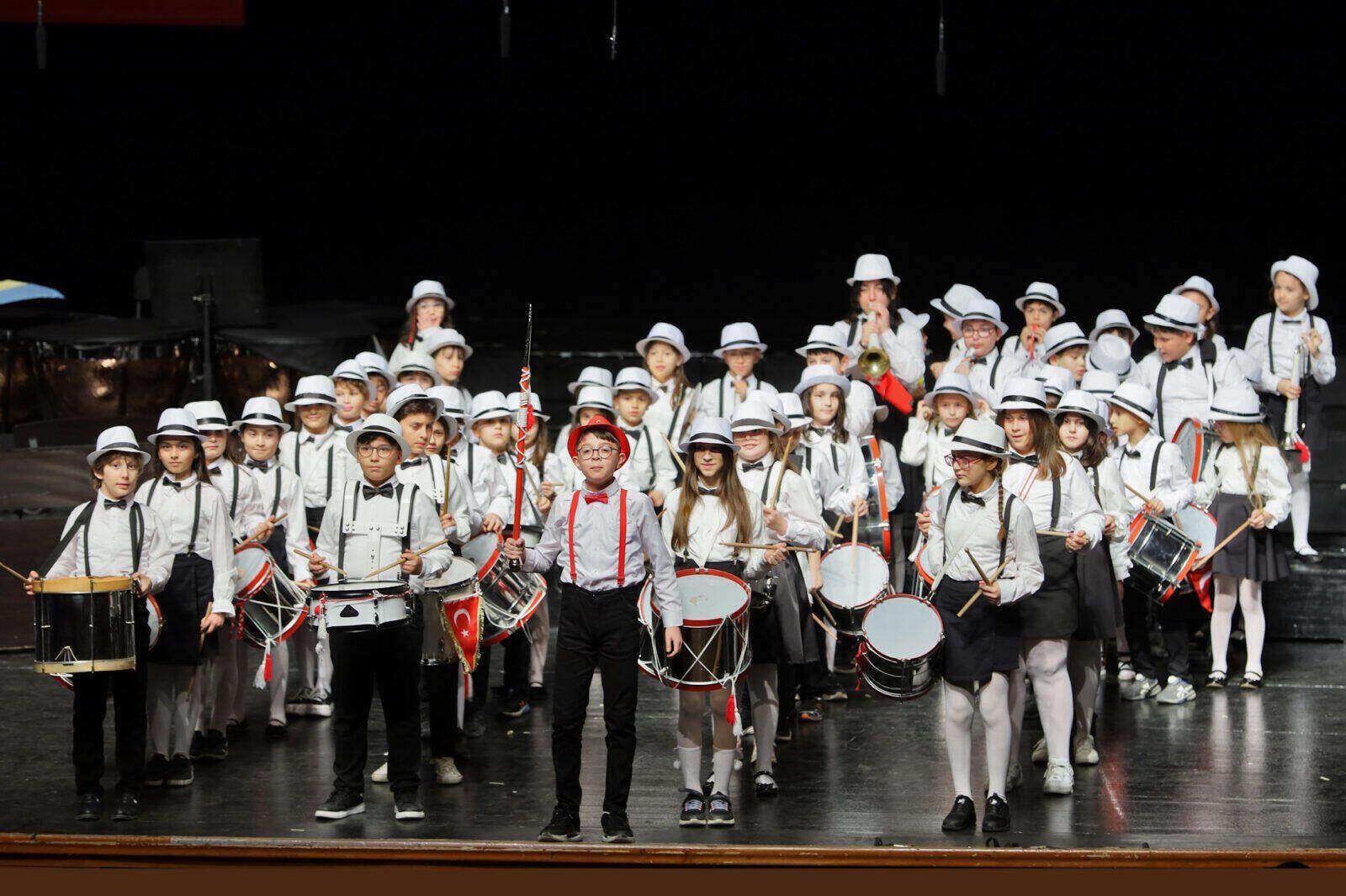 Bursa'da 23 Nisan Çocuk Şenliği'nde Senfoni Orkestrası ve Korodan Coşkulu Konser